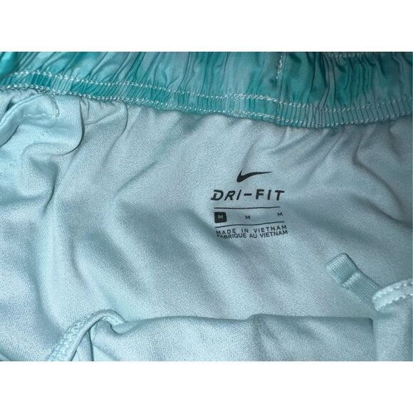 Women’s Nike Active Shorts (M) - Picture 3 of 3